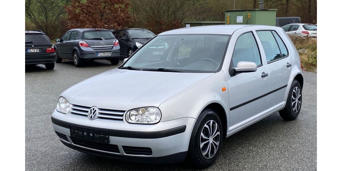 VW Golf 184.000 km 2.390 &euro; Bilschau 24988