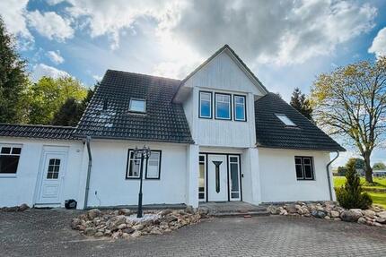 Haus Fockbek - 8 Zimmer, 195 m&sup2;, 1.700&euro; | Angebot:26635987
