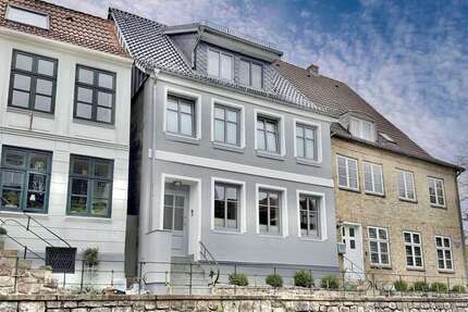 Haus Schleswig - 8 Zimmer, 260 m&sup2;, 750.000&euro; | Angebot:23142900