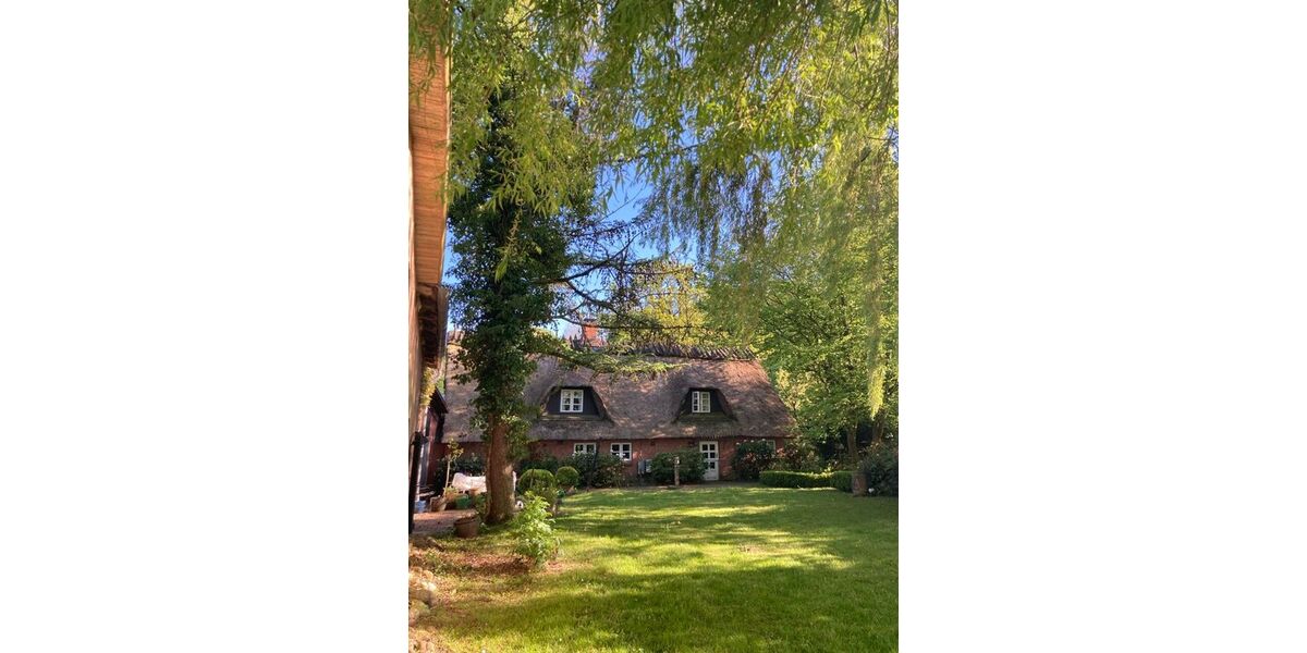 Traumhaftes Reetdach-Ein-Zweifamilienhaus mit parkähnlichem Garten in Angeln - Zweifamilienhaus Scheggerott | Angebot:26565370